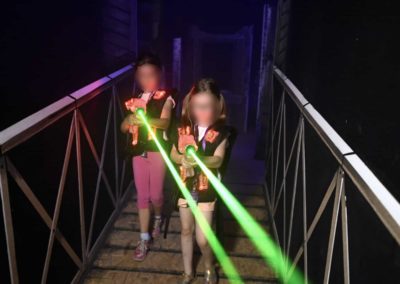 Deux filles sur un escalier tirant vers la caméra